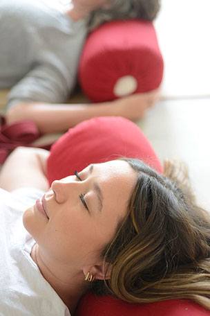 Kaiut Yoga Savasana, a resting pose with shoulder girdle engagement