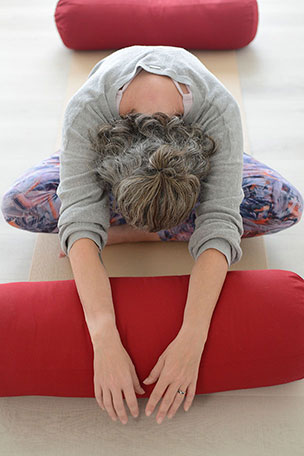 Kaiut Yoga Sukhasana, a simple cross legged pose with forward flexion